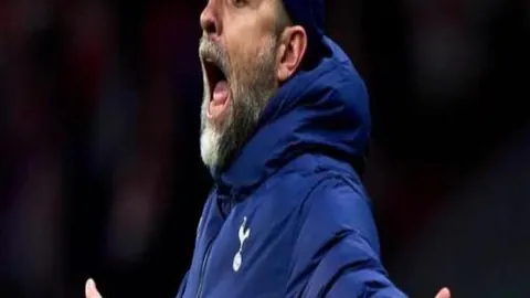 阿利森赛场跪地致意，温情拥抱轮椅球童感人瞬间